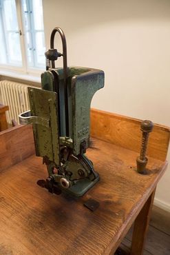 Старинная машина для изготовления щёток