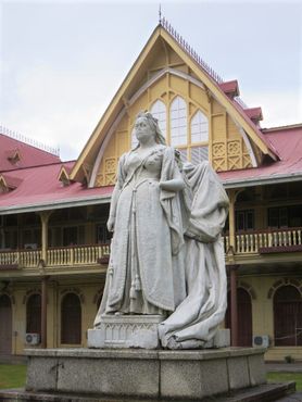 Статуя королевы Виктории перед зданием Верховного суда в Джорджтауне, Гайана