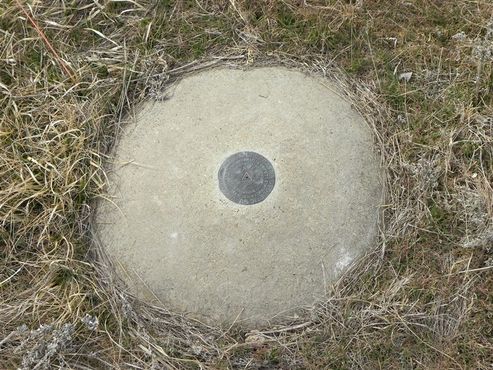 Бронзовая отметка Геодезического центра Северной Америки на ранчо Мидс