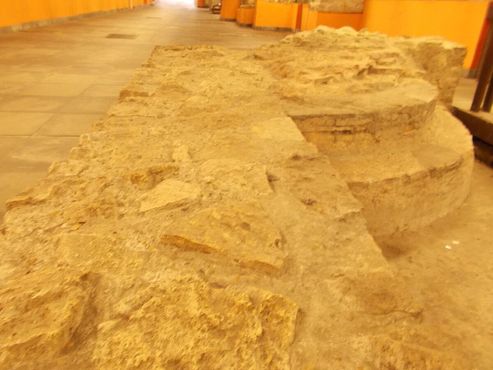 Каменные скамейки в римской бане в подземном переходе площади Флориан