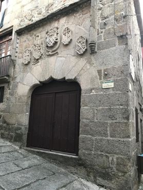 Дом инквизиции, портал с гербами