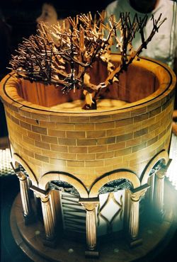 Дерево из деревянных плоскогубцев