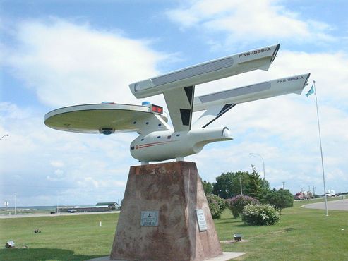 Звездолет «Вулкан FX6-1995-A», названный в честь аэропорта города Вулкан (FX6),— точная копия Звёздного крейсера «Энтерпрайз»