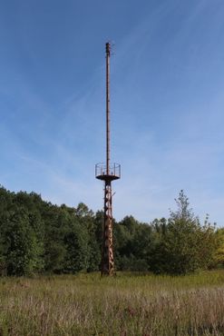 Башня с лампой на вершине для ориентирования самолётов