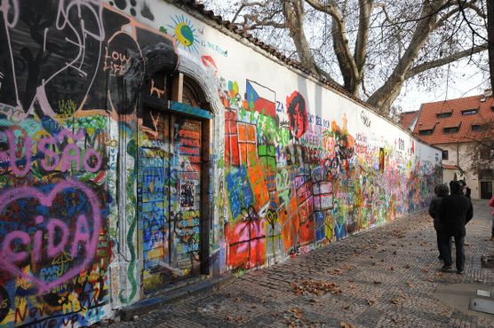 Фото стены Джона Леннона в Праге