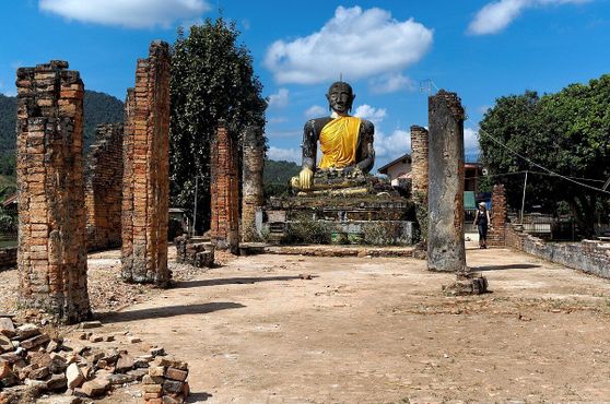 Статуя Будды в руинах взорванного храма в Муанг-Кхун
