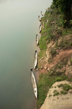 Лодки из баков бомбардировщиков на реке Нам Кадинг