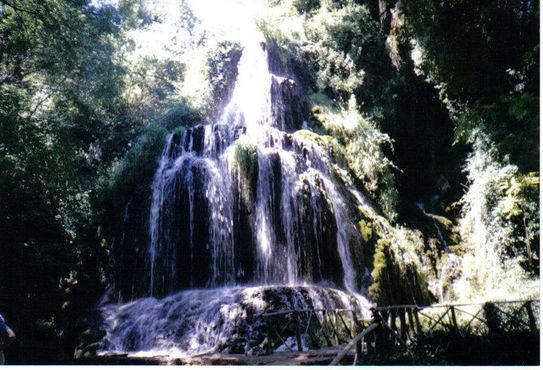 Один из множества водопадов в парке