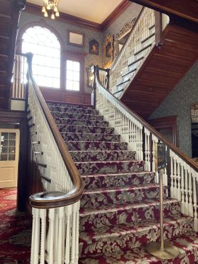 Парадная лестница отеля The Stanley. Здесь так много увлекательных историй и дружелюбных призраков!