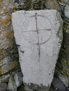 Камень с крестом