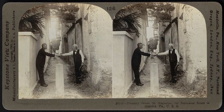 Стереофото Казначейской улицы 1909 года с двумя мужчинами, демонстрирующими ее ширину