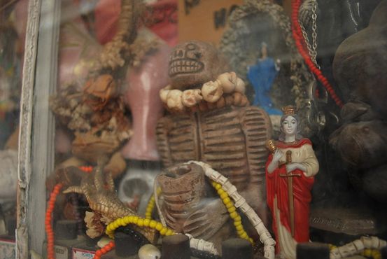Витрина с артефактами вуду во Французском квартале Нового Орлеана