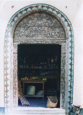 Традиционная резная дверь