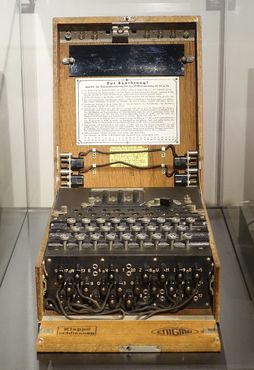 Трёхроторный шифровальный апарат «Энигма», код которого был взломан во время Второй мировой войны