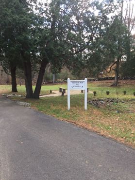 Могила находится с левой стороны дороги