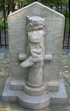 Памятник сапогу