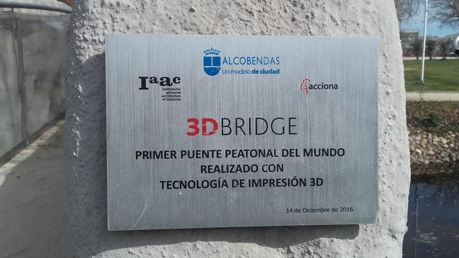 На табличке утверждается, что это первый в мире мост, созданный методом трёхмерной печати 