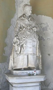 Скульптура на могиле Катерины Камподонико, торговки орехами, созданная Лоренцо Оренго