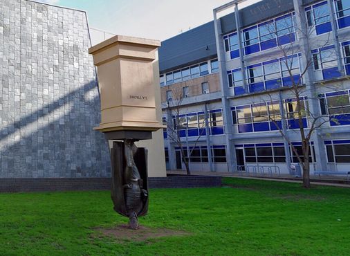 Памятник Чарльзу Ла Тробу в Мельбурне близ университета его имени