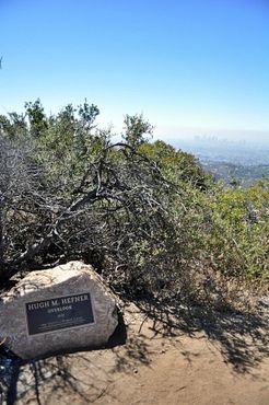 Камень Хью Хефнера