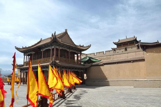 Крепость Цзяюйгуань с традиционными флагами