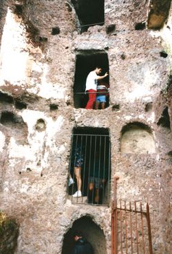 Пещеры Жонас, лестницы