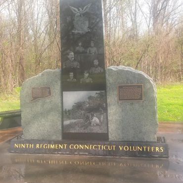 Гранитный памятник в память об участии 9-го полка Коннектикута в прокладке канала