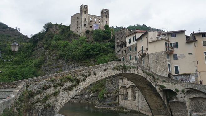 Понте-Веккьо и руины замка