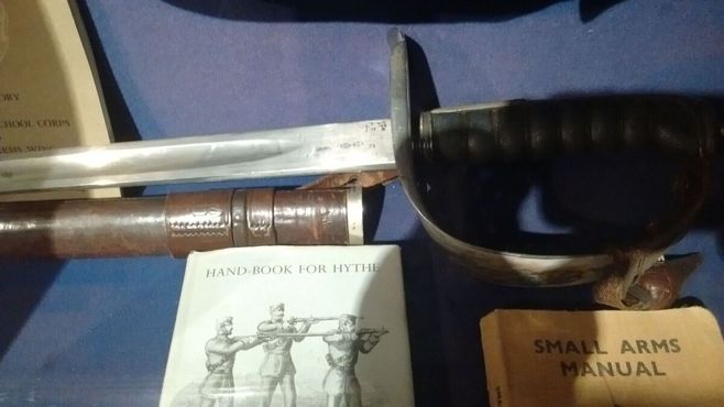 Окопный меч времён Первой мировой войны и учебные пособия