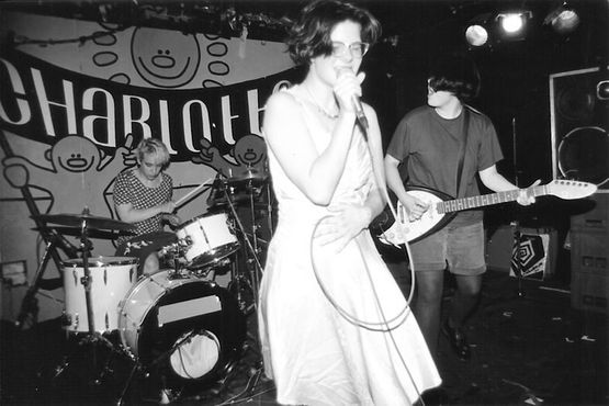 Выступление Bratmobile в Лондоне, 1994 г,