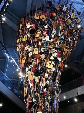 Культовая скульптура из гитар  в Музее поп-культуры