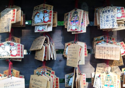 Молитвенные доски (эма) в храме Готокудзи