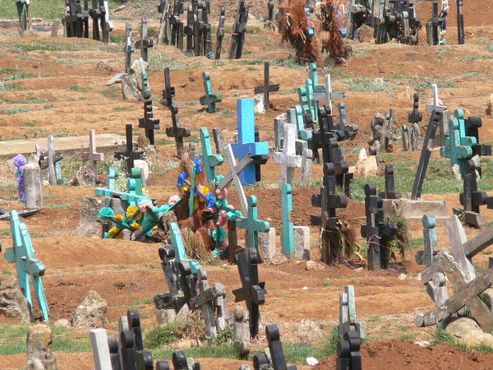 Местные кресты на кладбище имеют цветовую маркировку по возрасту на момент смерти