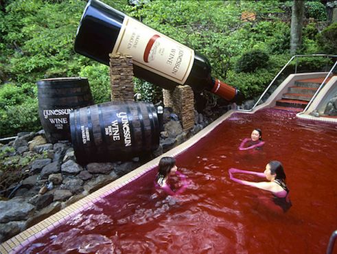 Бассейн с красным вином