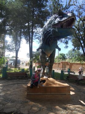 Статуя динозавра в деревне Тороторо