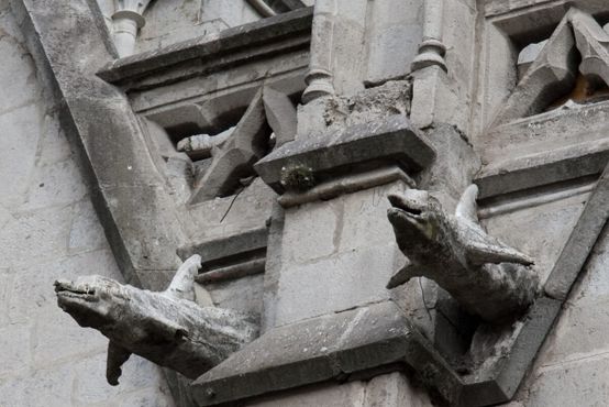 Гаргульи-дельфины на фасаде базилики