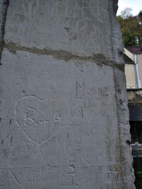 Граффити прошлых столетий около источника