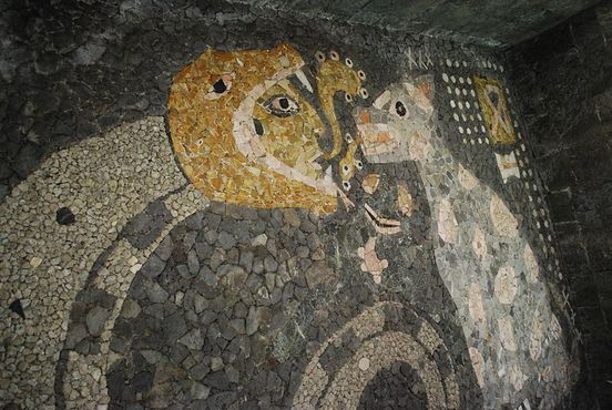 Одна из мозаик Риверы с изображением бога-змеи и собаки ксолойцкуинтли