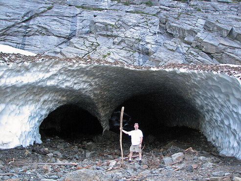 Посетитель перед ледяными пещерами