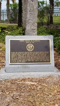 Памятник, отмечающий место проведения первой христианской мессы во Флориде