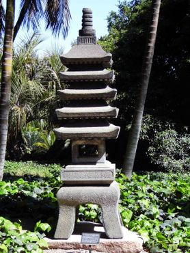 Один из каменных фонарей в Японском саду