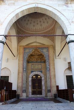 Вход в историческую мечеть
