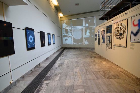 Помимо плакатов, в музее представлены мультимедийные дисплеи