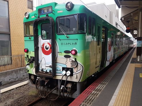 Разрисованный поезд из Йонаго в Сакаиминато