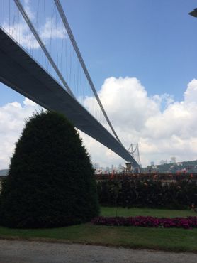 Бейлербейи примыкает к Первому Босфорскому мосту. Вид с территории дворца