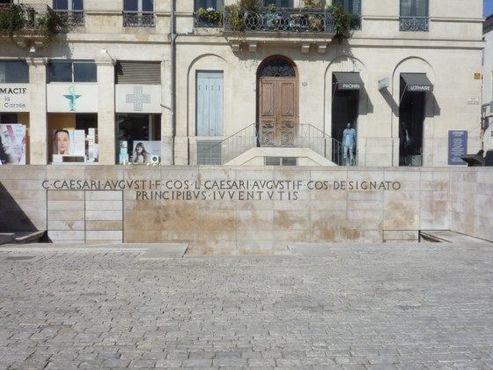 Восстановленная надпись перед Мезон Карре