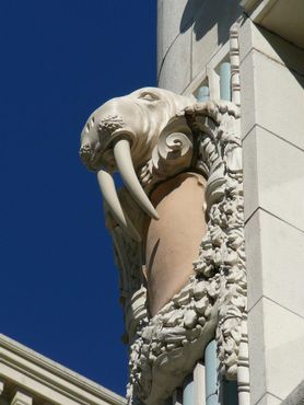 Терракотовый морж на фасаде