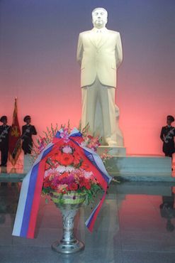 Белая мраморная статуя Ким Ир Сена внутри Кымсусанского дворца Солнца