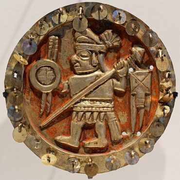 Золотой церемониальный диск древней цивилизации мочика. Перу
