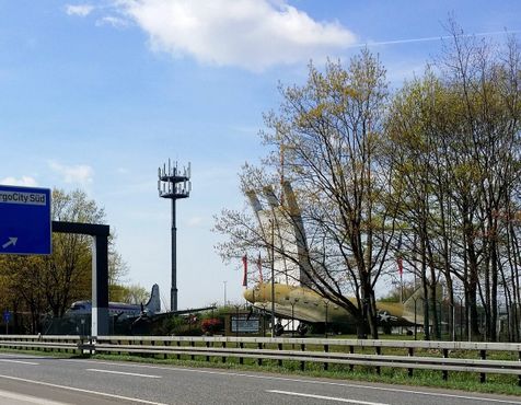 Памятник воздушному мосту на авиабазе Рейн-Майн виден с трассы A5, Франкфурт, Германия